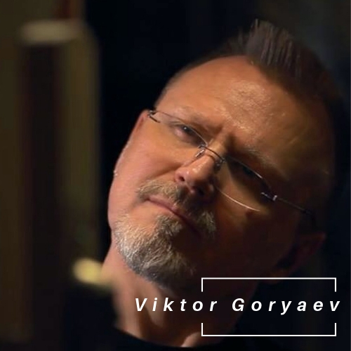Künsler Viktor Goryaev beim Malen. Nahaufnahme. Gesicht des Mannes, der sein Werk anschaut.